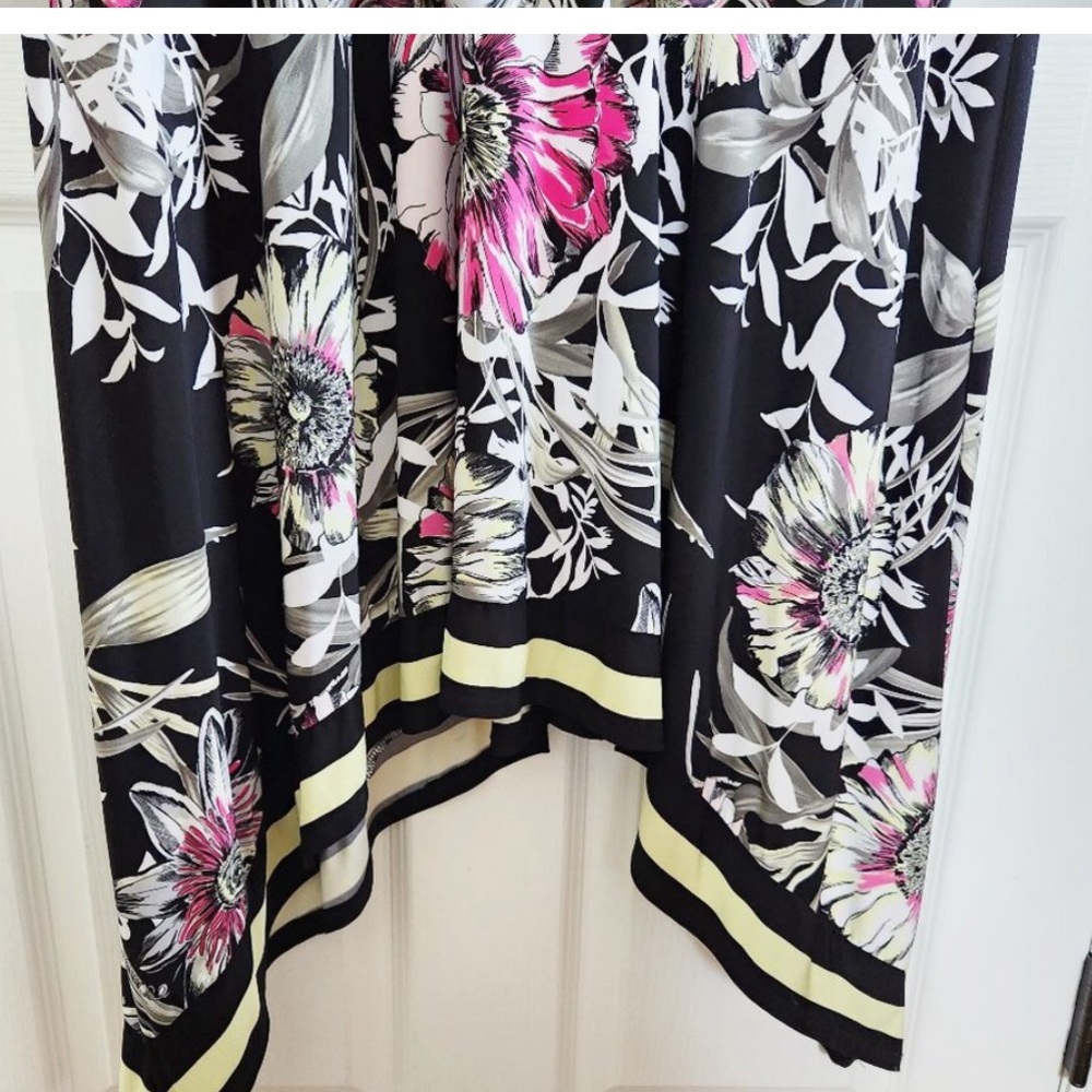 Faux-Wrap Midi Dress Black Floral
SIZE 1X *Excellent Condition* - Picture 10 of 16